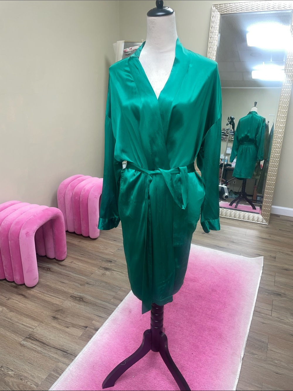 100% SILK VINTAGE VS ROBE